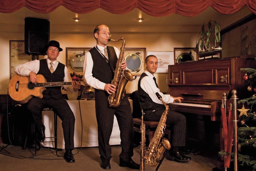 Live-Jazzband spielt an Bord der Adler-Schiffe