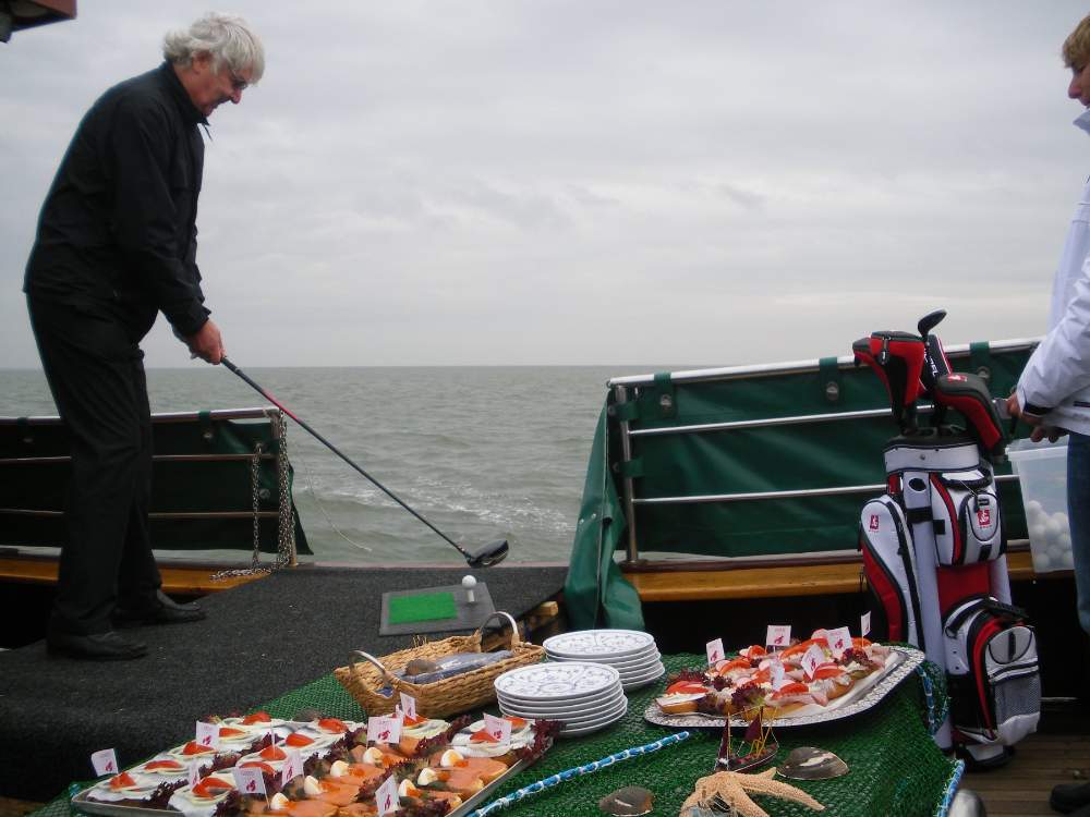Golfabschlag vom Schiffsdeck aus Richtung Nordsee