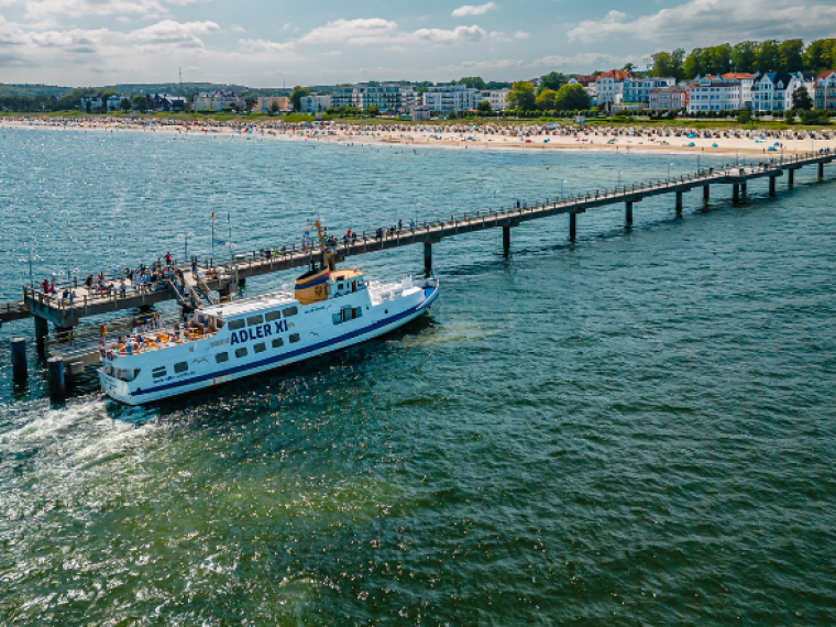 MS Adler XI am Anleger auf Usedom