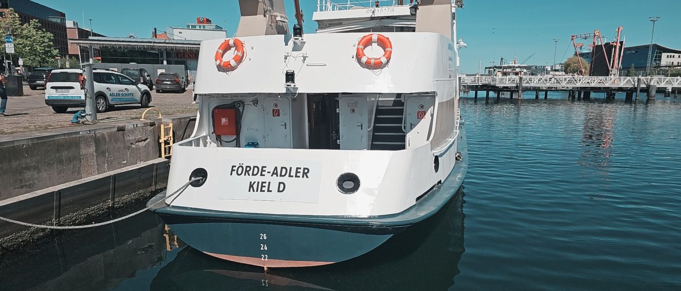 Fahrten auf der Kieler Förde mit dem Schiff Förde Adler