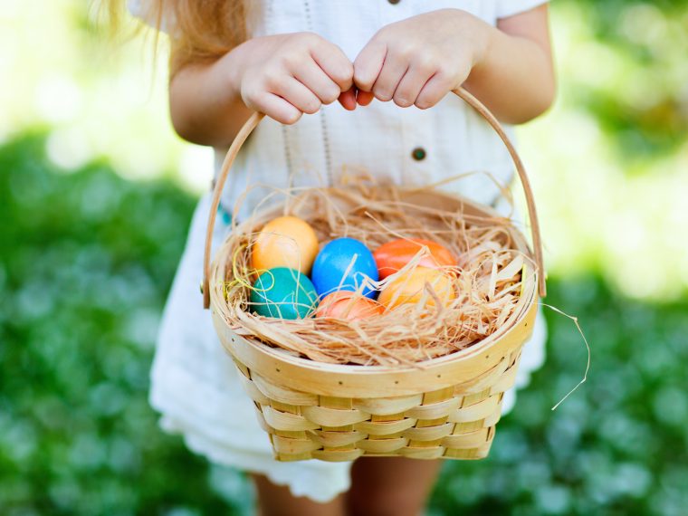 Ostern-Mädchen-Korb©BlueOrangeStudio_shutterstock