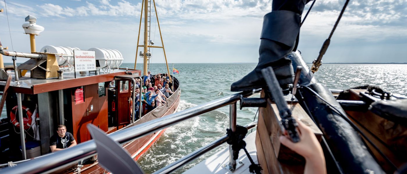 Als Piraten verkleidete Kinder an Deck bei einer Piratenfahrt mit Adler-Schiffe