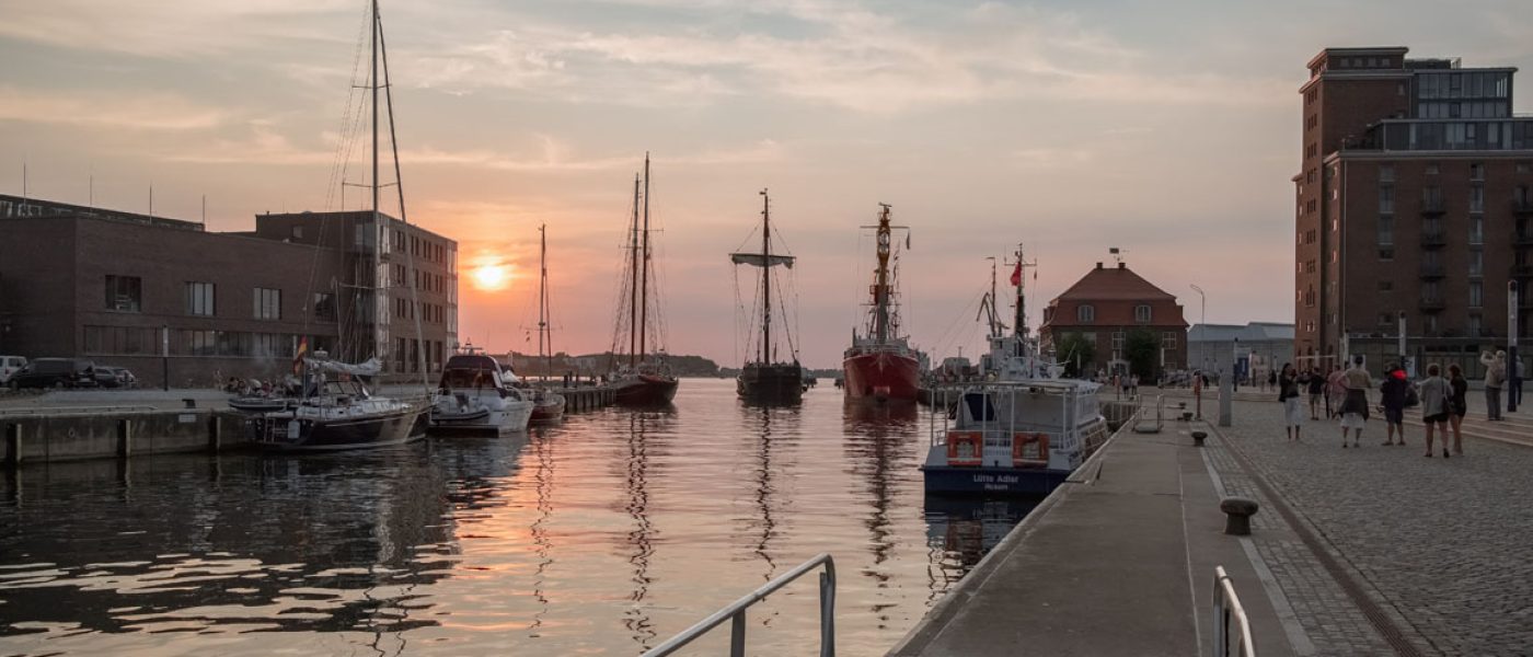 Schiffe im Hafen an der Nordseeküste im September