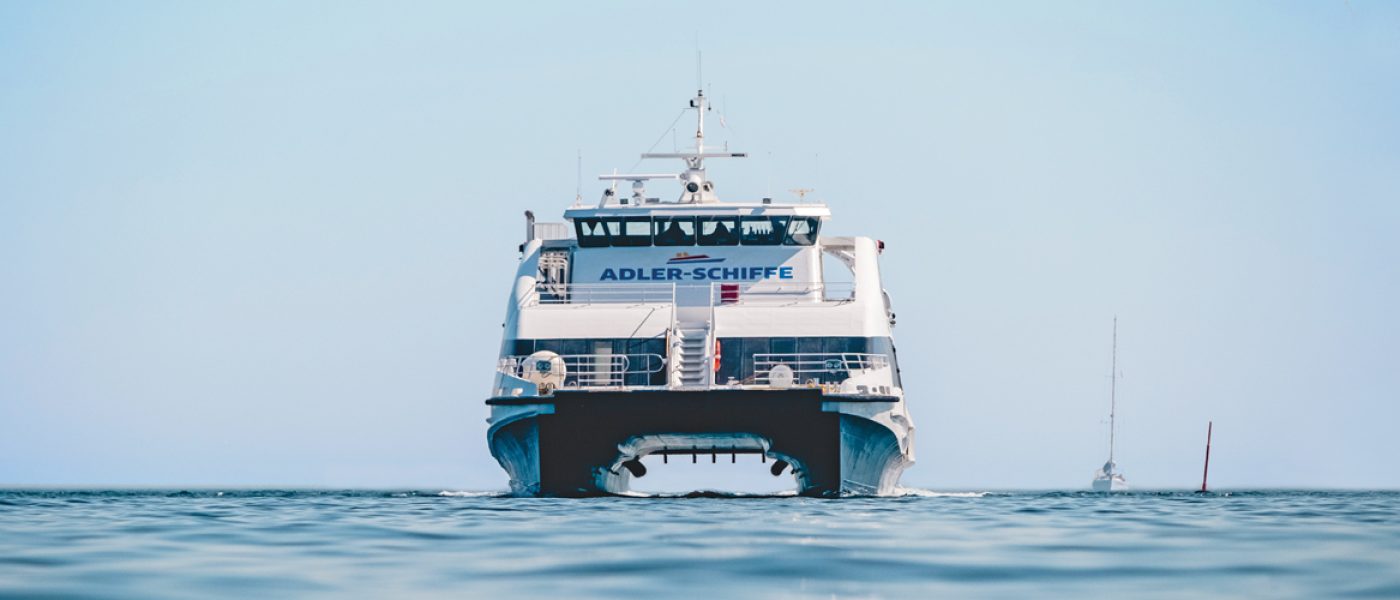 Katamaran MS Adler CAT auf der Nordsee auf dem Weg nach Helgoland