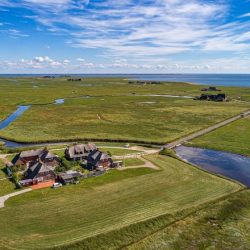 Hallig Hooge aus der Luft im nordfriesischen Wattenmeer