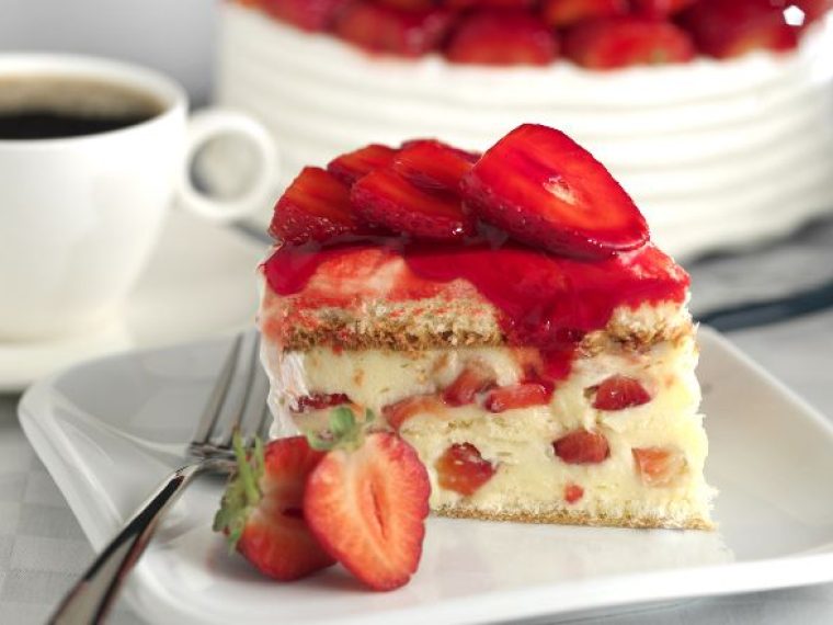 Leckerer Erdbeerkuchen an Bord der Adler-Schiffe